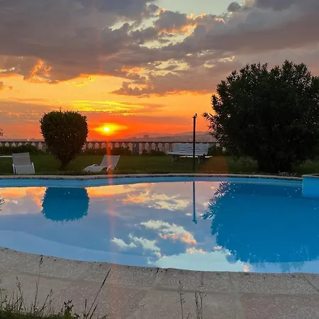 Con Piscina Y 2000 M De Jardin بيت للعطل *