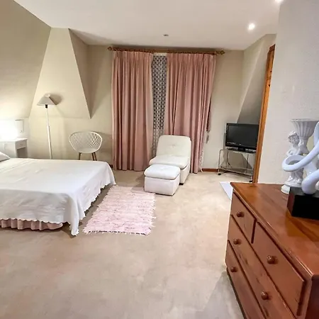 Con Piscina Y 2000 M De Jardin بيت للعطل *